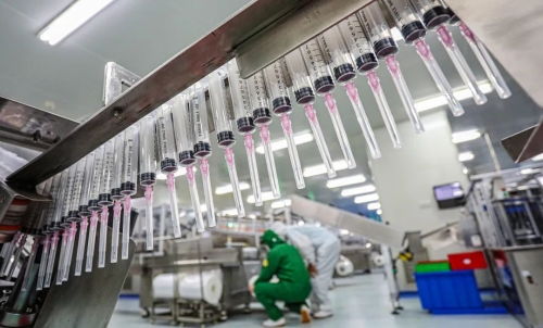 威高工廠插上數(shù)字翅膀 火炬高技術(shù)產(chǎn)業(yè)開(kāi)發(fā)區(qū)實(shí)現(xiàn)生產(chǎn)全掌控，一屏覽車間